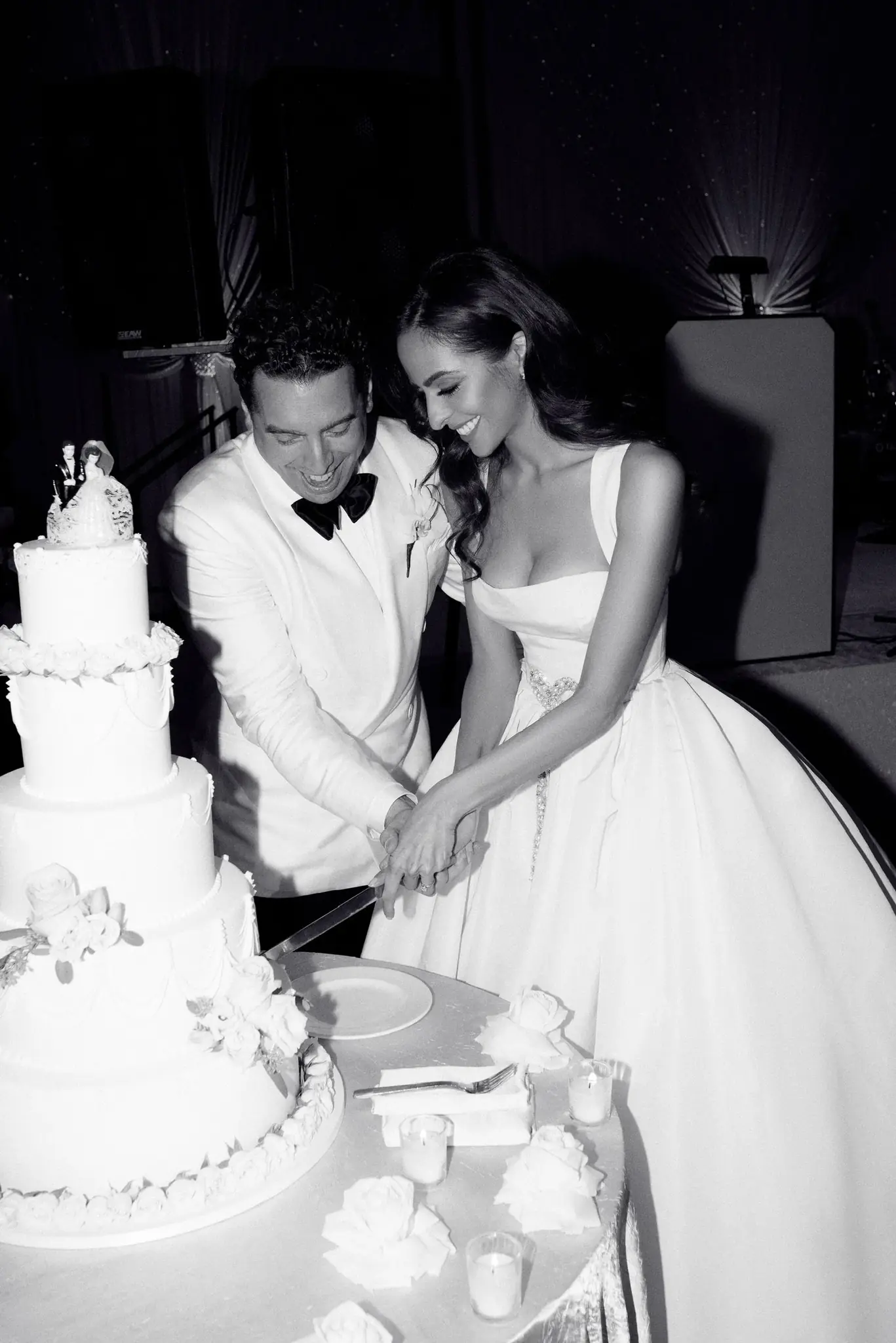 Couple cutting the cake at a Chicago wedding